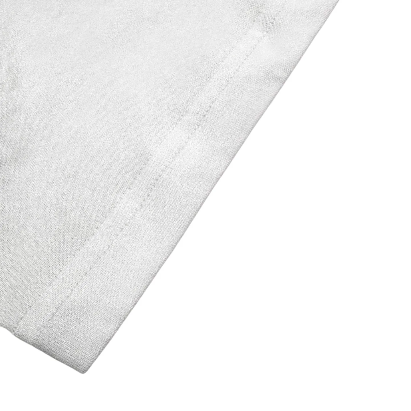 Lacoste crocodile logo short sleeves (White) The fabric is made of custom combed smooth plain cotton. Smooth, soft and comfortable. Breathable. Pure white as the base. Minimalist texture to interpret the symbiosis of comfort and luxury. The iconic small crocodile comes to mind. On the canvas of pure white T, it outlines a low-key edge with a vivid attitude. It is simple and simple. It uses a solid color as the base and the logo is printed. It shows the texture and brand heritage in a low-key manner. It uses car seal technology. Make independent embroidered chapters through computer embroidery, then position them and sew them to fix them on the clothing. It has a strong three-dimensional effect, is strong and washable, and has stable quality. The fabrics have been fermented and washed. It has a better hand feel and texture. It is not easy to deform, shrink or fade, and maintains long-term beauty. Size:S-M-L-XL